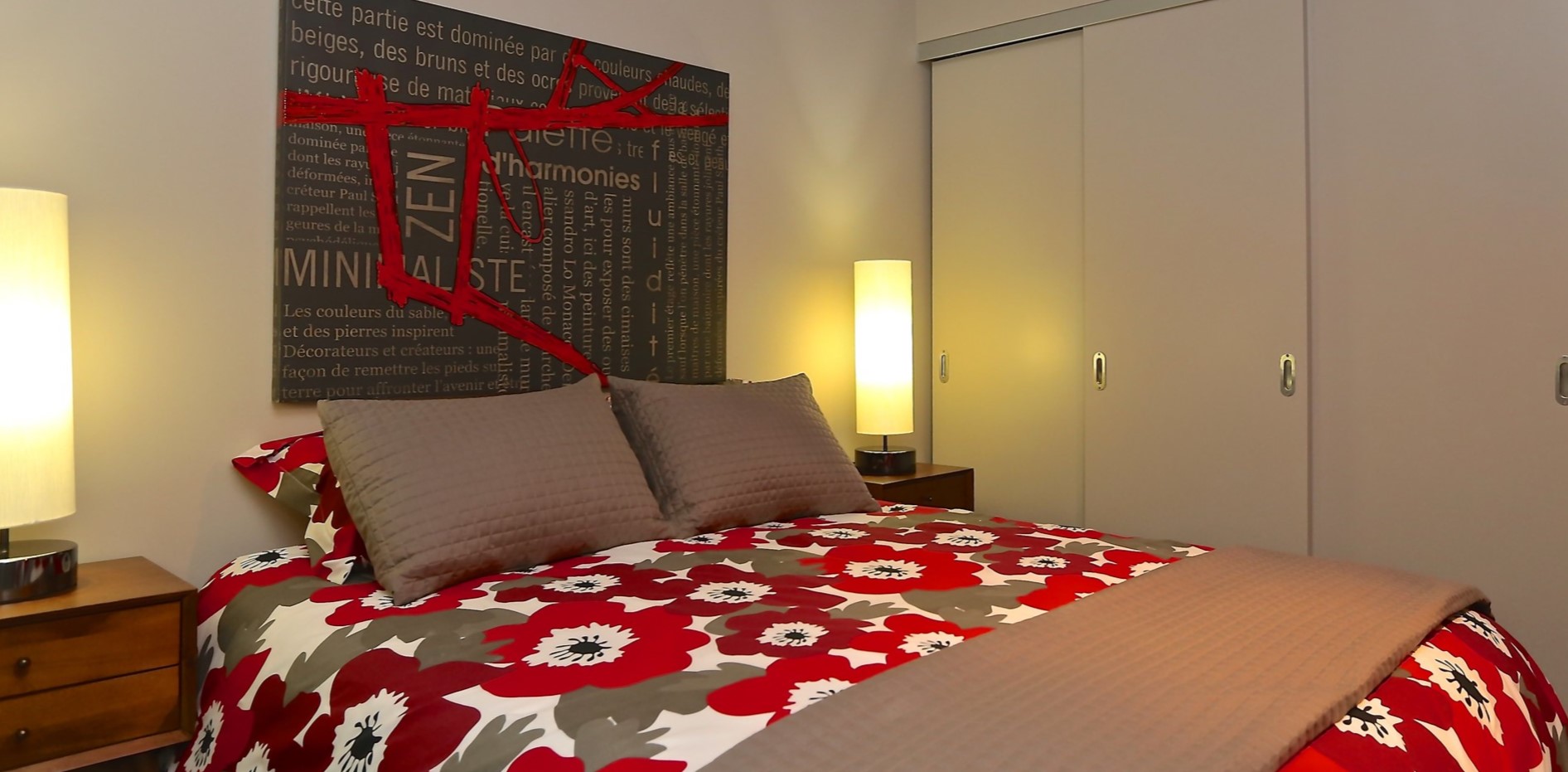 Для оформления кровати можно использовать постельное белье в цвете марсала
