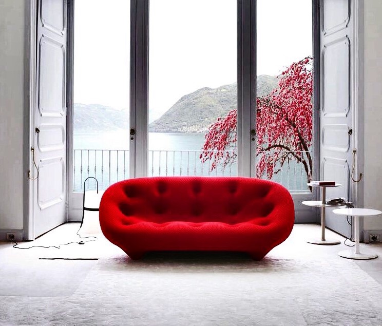 Стильный диван для кабинета в цвете марсала