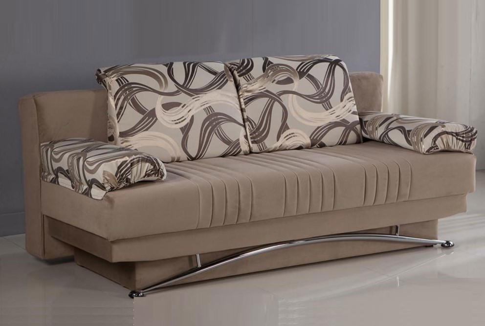 Однотонный диван можно дополнить оригинальным подушками с рисунком