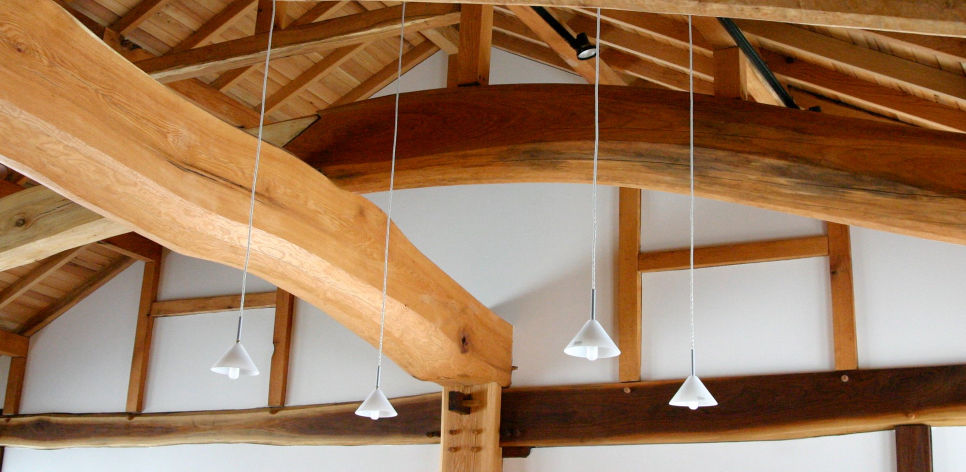 Подвесные светильники отлично гармонируют с деревянными балками