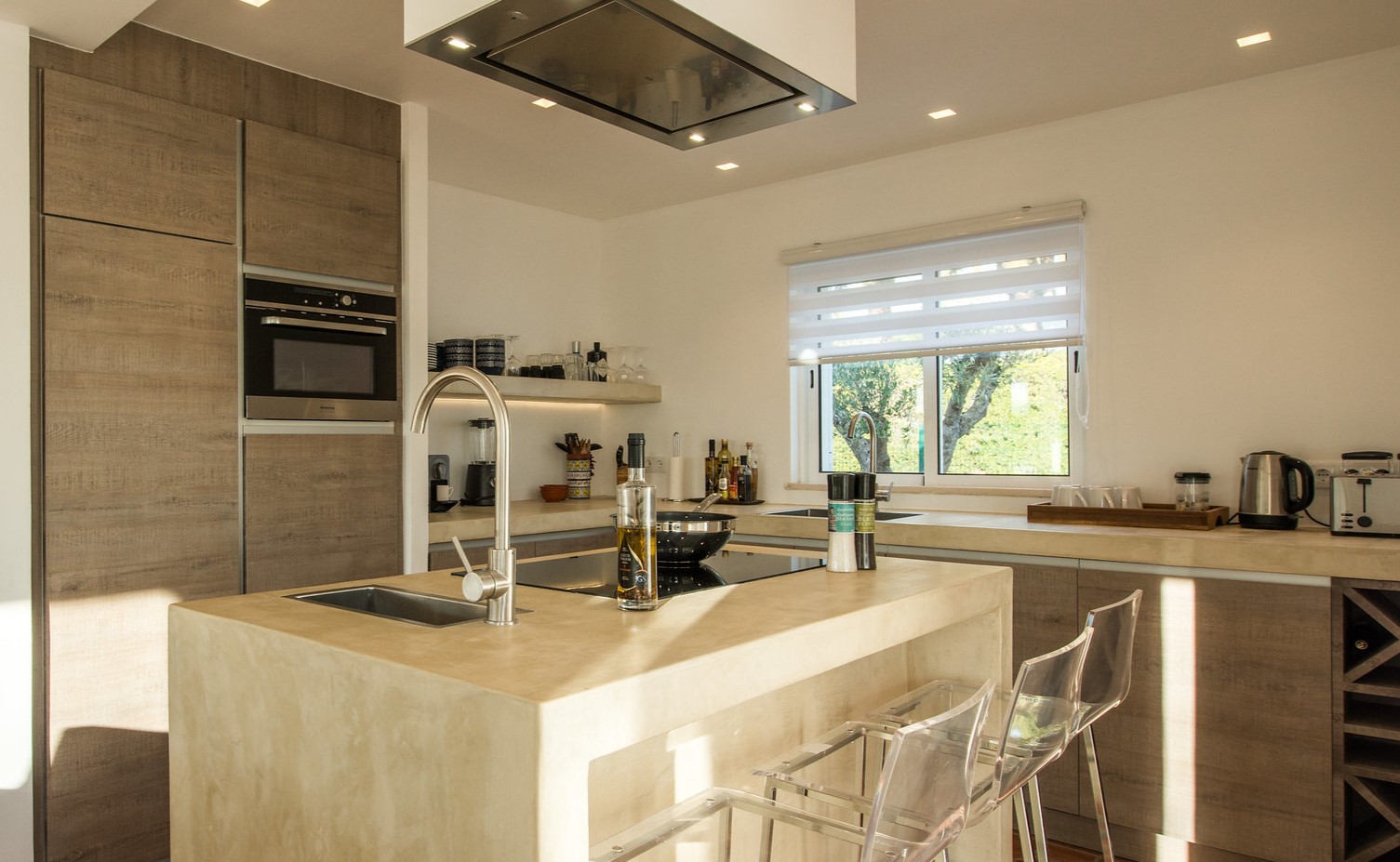 В интерьере кухни можно использовать современный рулонные шторы