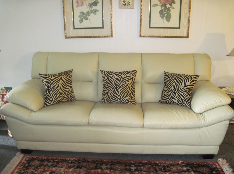 Белый диван из можно декорировать подушками с современным принтом