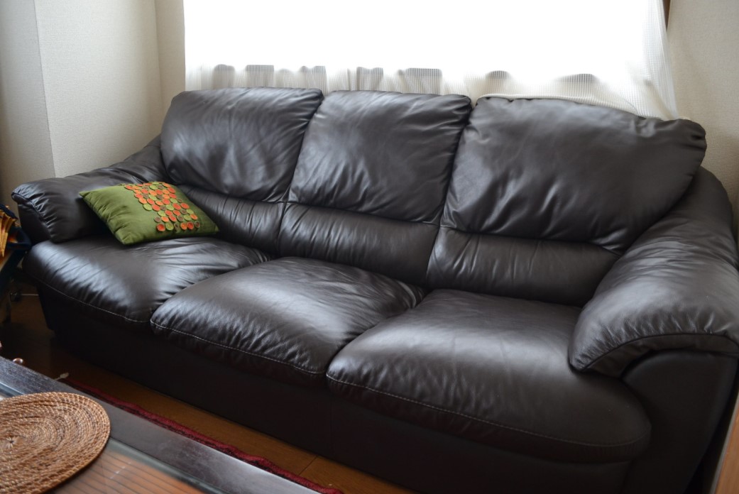 Черный диван из кожзама подойдет для классического и для современного интерьера