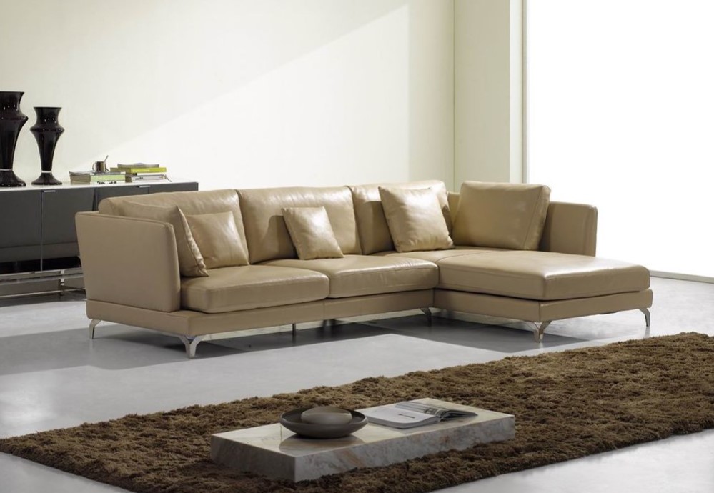 Современный диван можно дополнить подушками из кожзама