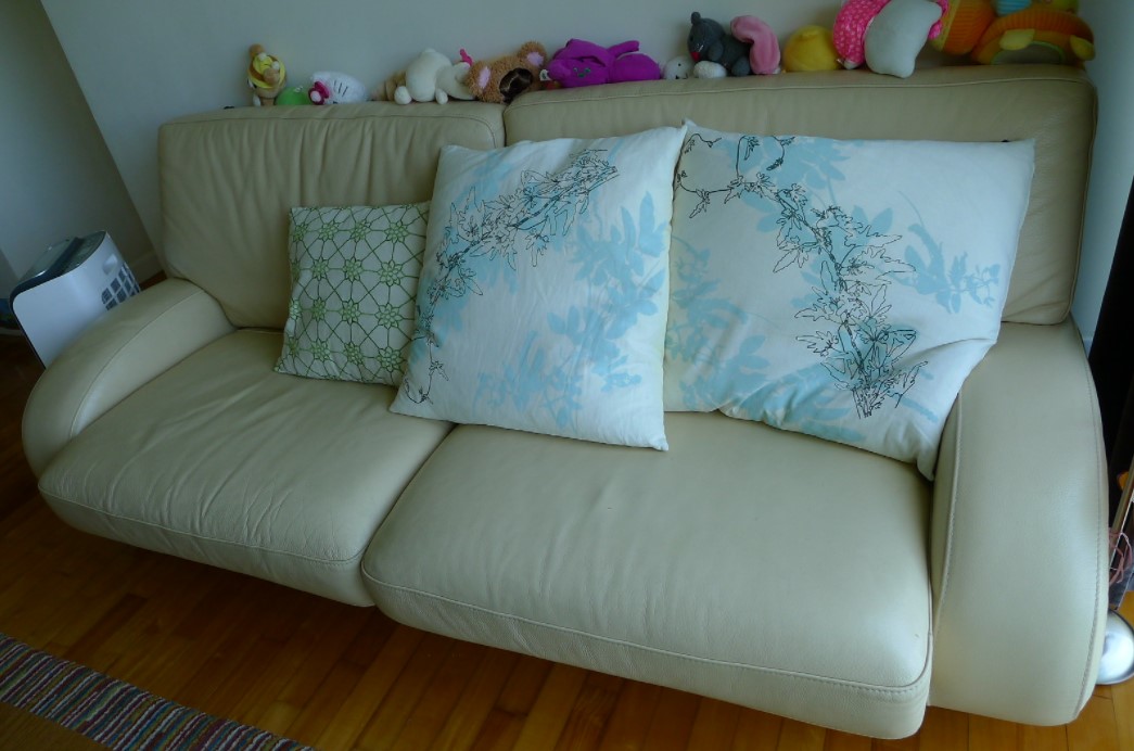 Белый диван из кожзама можно поставить в детской комнате