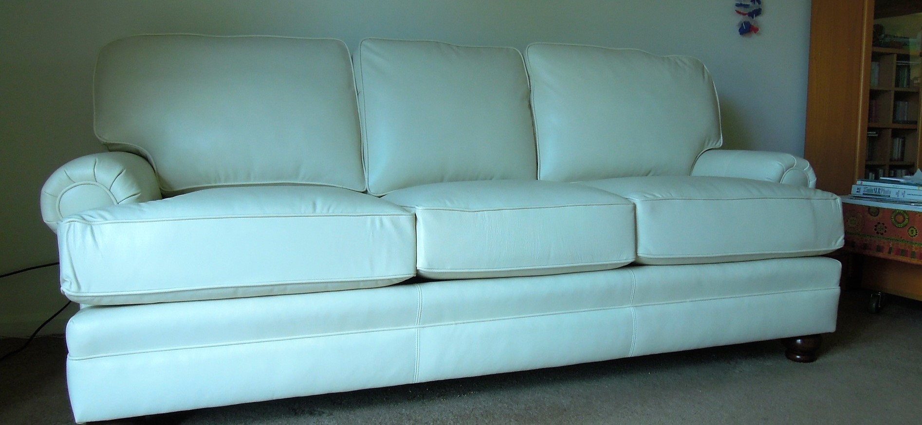 Пятна с белого дивана рекомендуется удалять сразу с помощью влажной губки