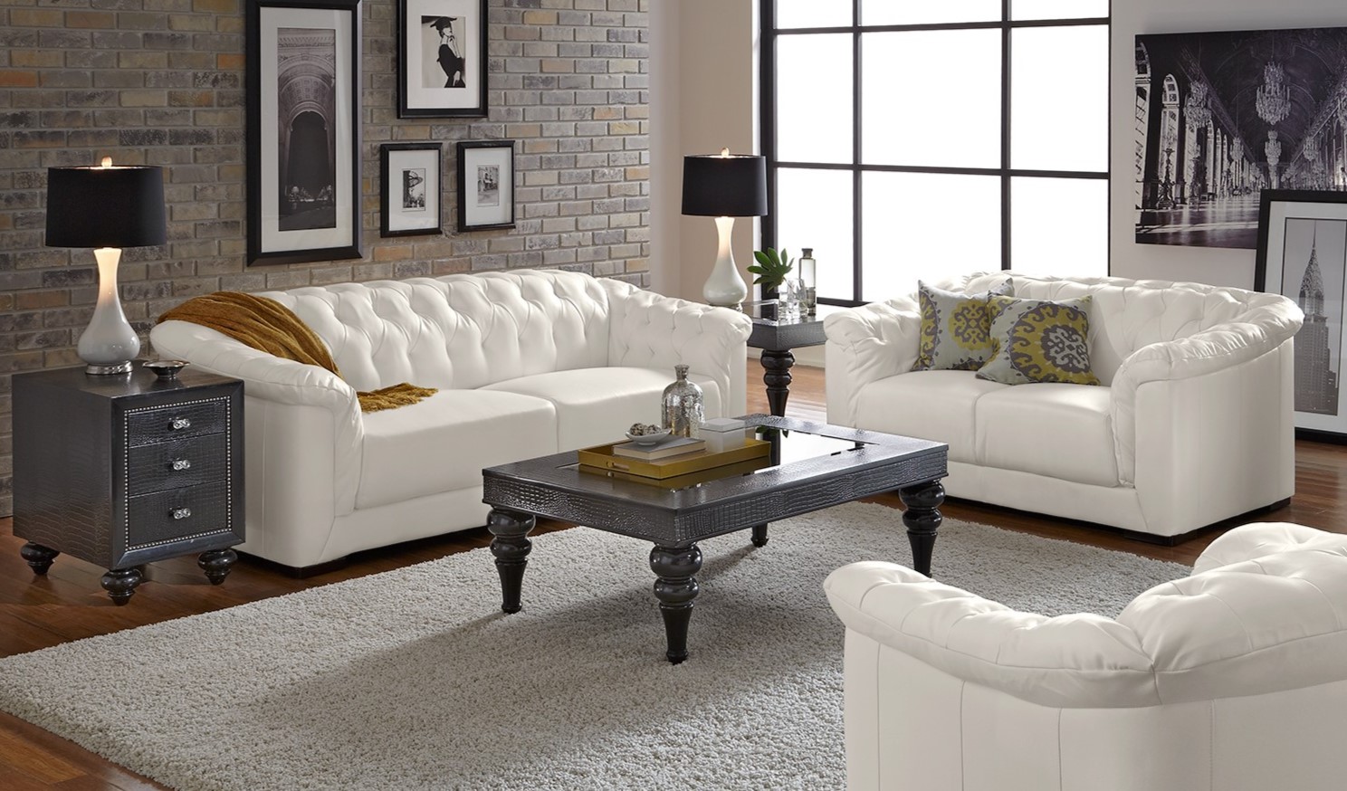 На белых диванах будут стильно смотреться подушки с принтом и контрастный плед