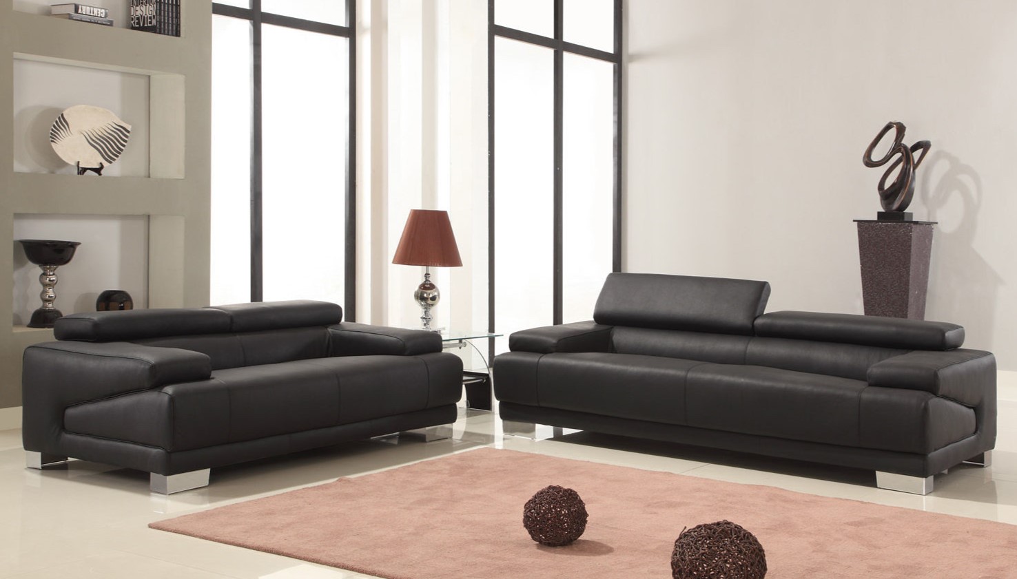 Черные диваны оригинальной формы прекрасно вписались в современную гостиную