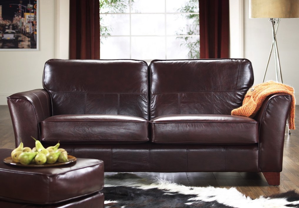Под цвет дивана можно подобрать стильный пуф для создания единой композиции