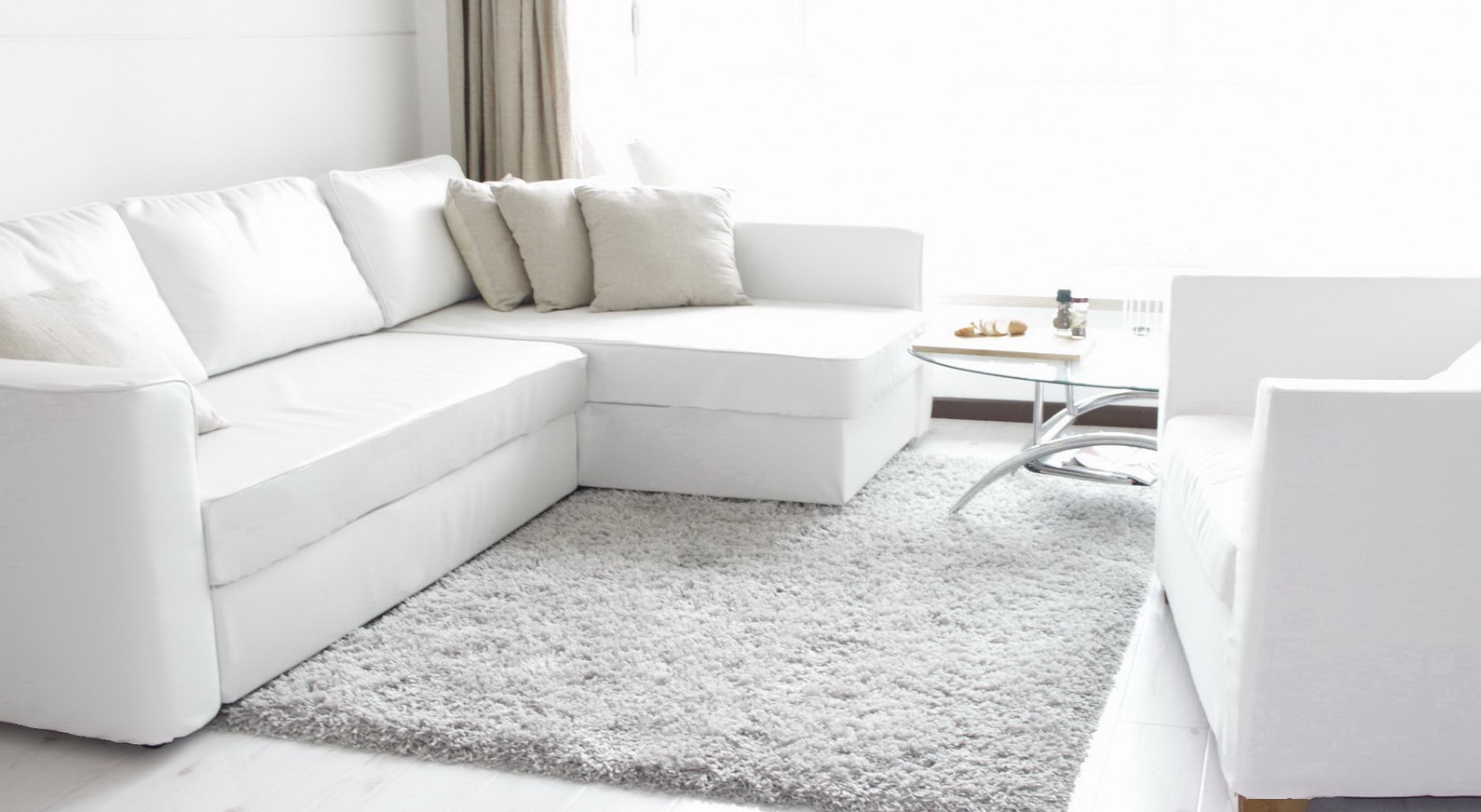 Белый диван из искусственной кожи можно использовать в скандинавском интерьере и в гостиной в стиле минимализм
