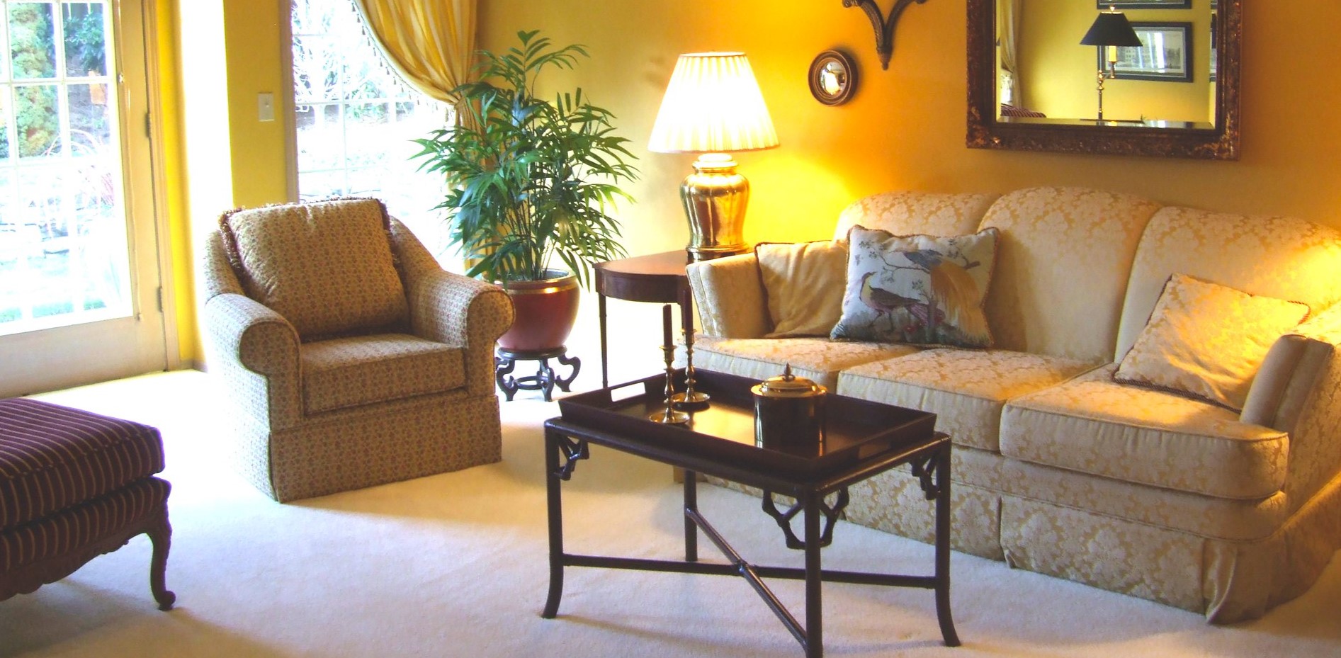 Горшок с комнатным растением можно поставить в гостиной возле кресла