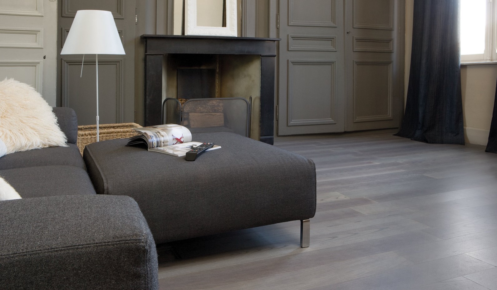 Серый ламинат идеально подойдет для интерьера современной гостиной