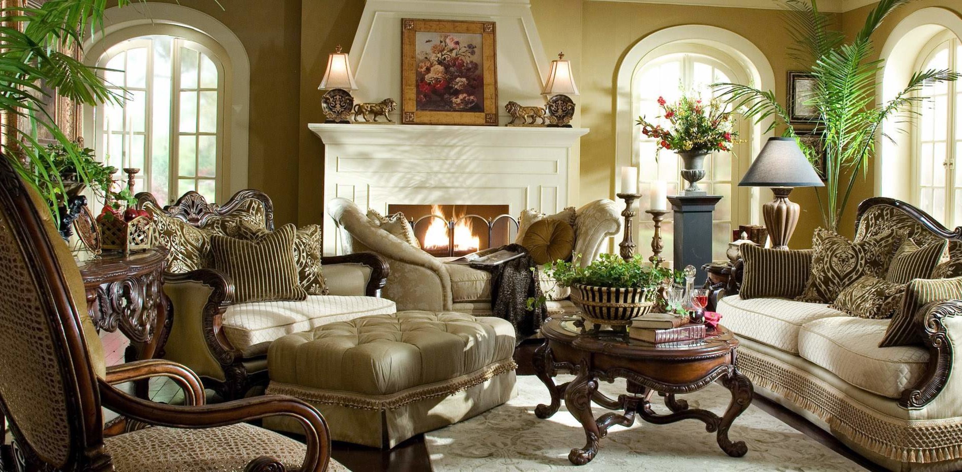 Мебель в классическом стиле можно разместить возле камина в гостиной
