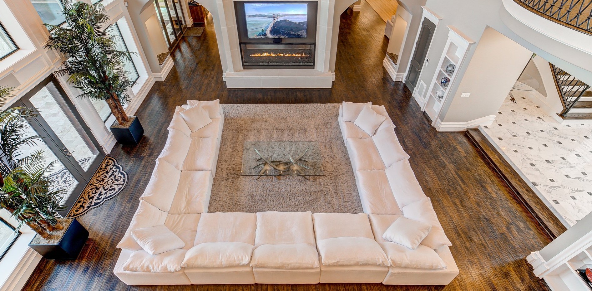 Зону отдыха в большой гостиной можно выделить с помощью диванов