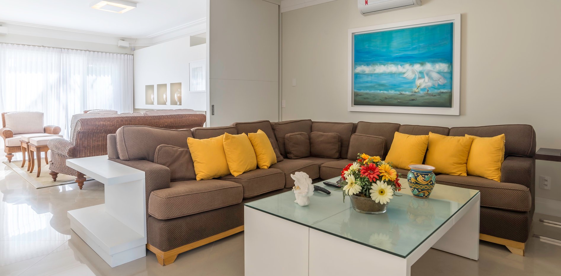 Желтые подушки станут акцентным декором на коричневом диване