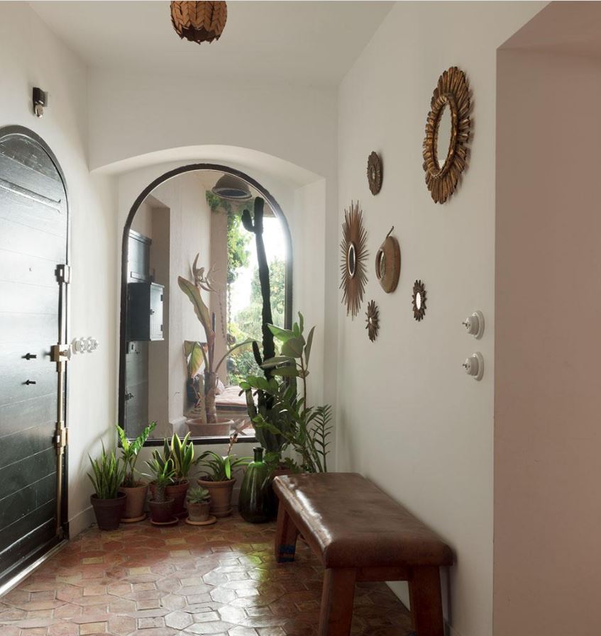 Камень, большие окна и высокие растения в горшках на фоне однотонных стен – «фишка» итальянского стиля