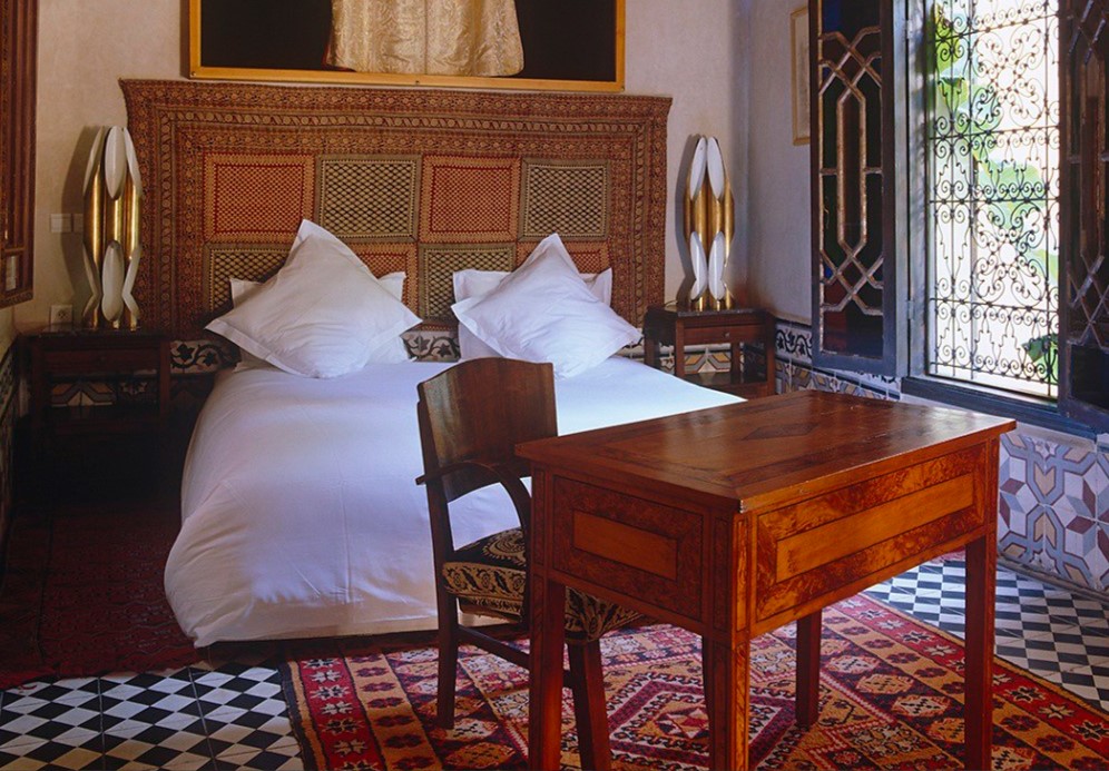 Плитка и ковер с восточными орнаментами идеально подойдут для марокканского интерьера