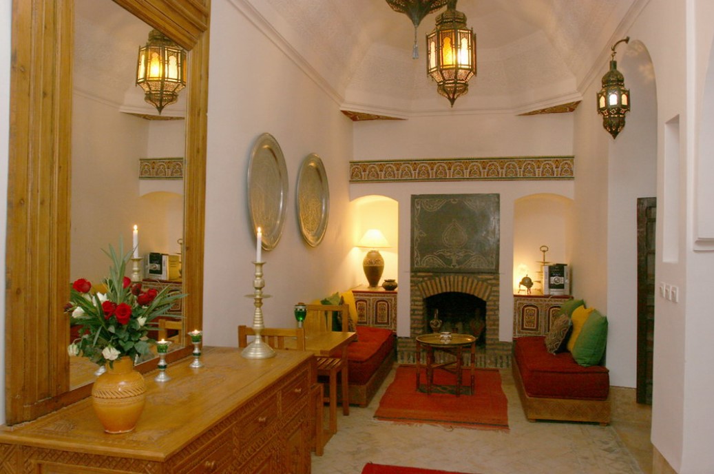 Резная мебель и настенный декор с орнаментом прекрасно дополнят марокканский интерьер