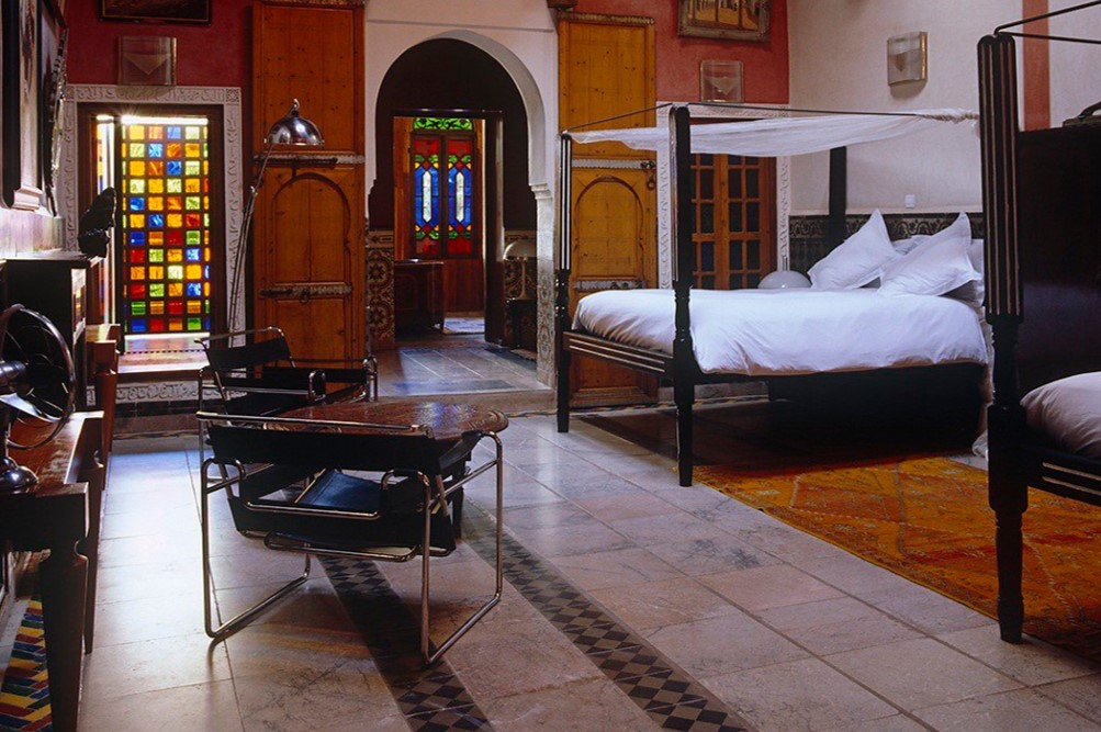 Дверной проем в виде арки в интерьере марокканской спальни