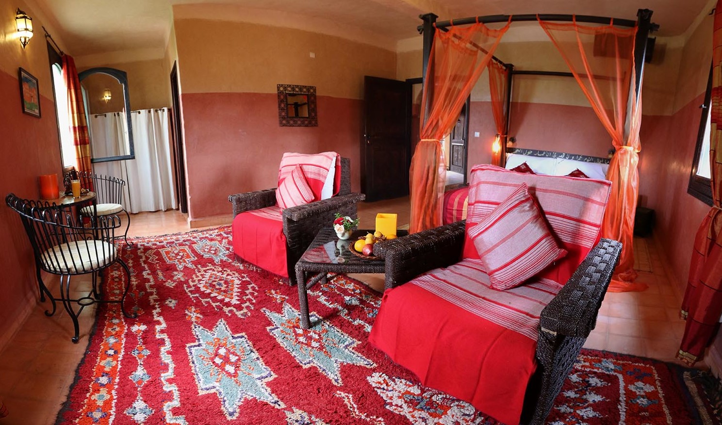Для оформления спальни в марокканском стиле можно использовать красный ковер с орнаментами и балдахин для кровати