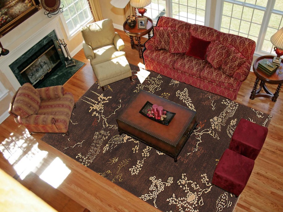 Красная обивка дивана с орнаментом подойдет для восточного интерьера
