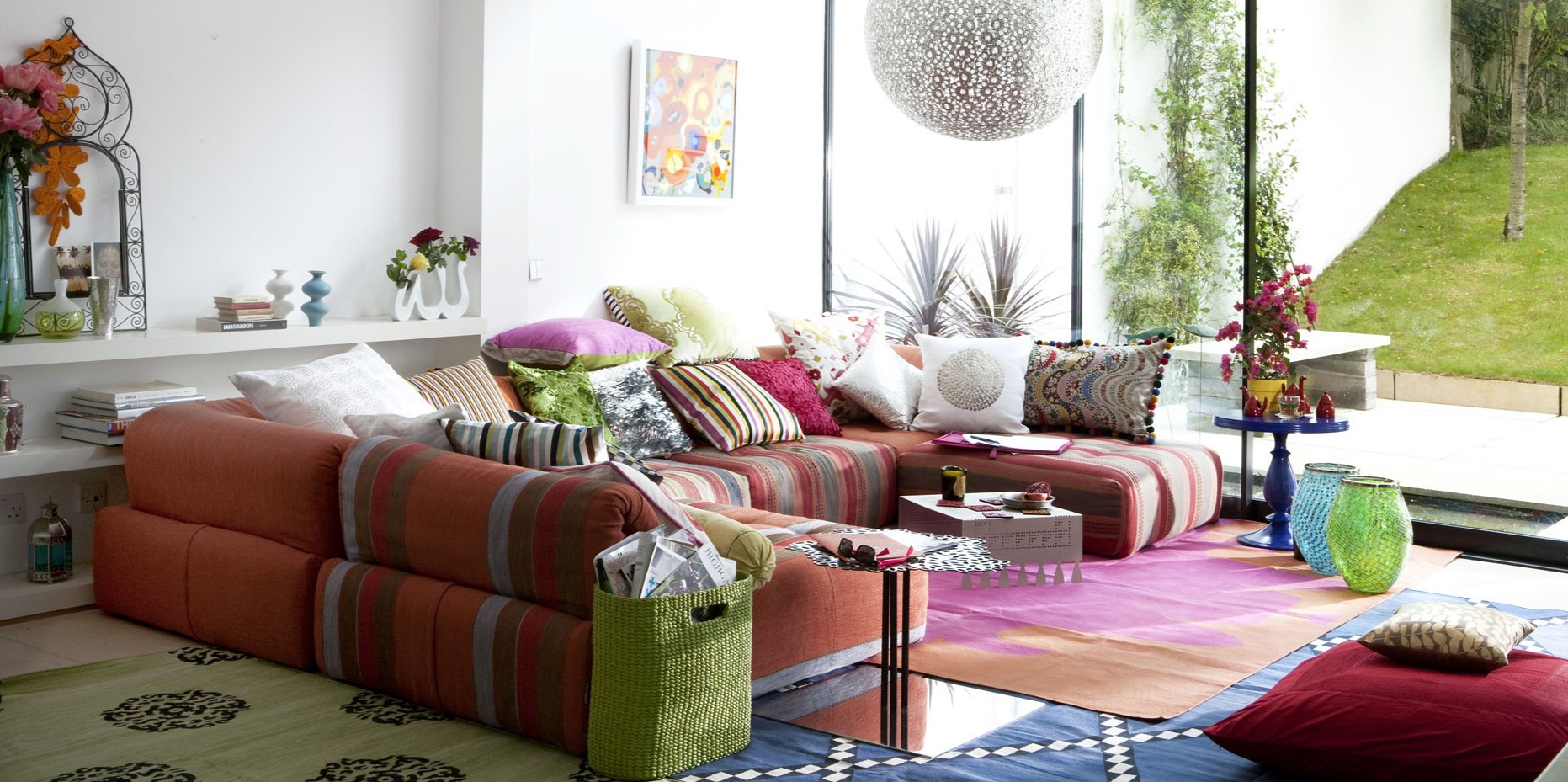 В марокканском интерьере рекомендуется использовать яркий ковер и цветные подушки для дивана