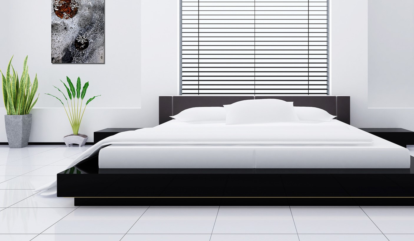 Черная кровать будет стильно смотреться в интерьере белой спальни