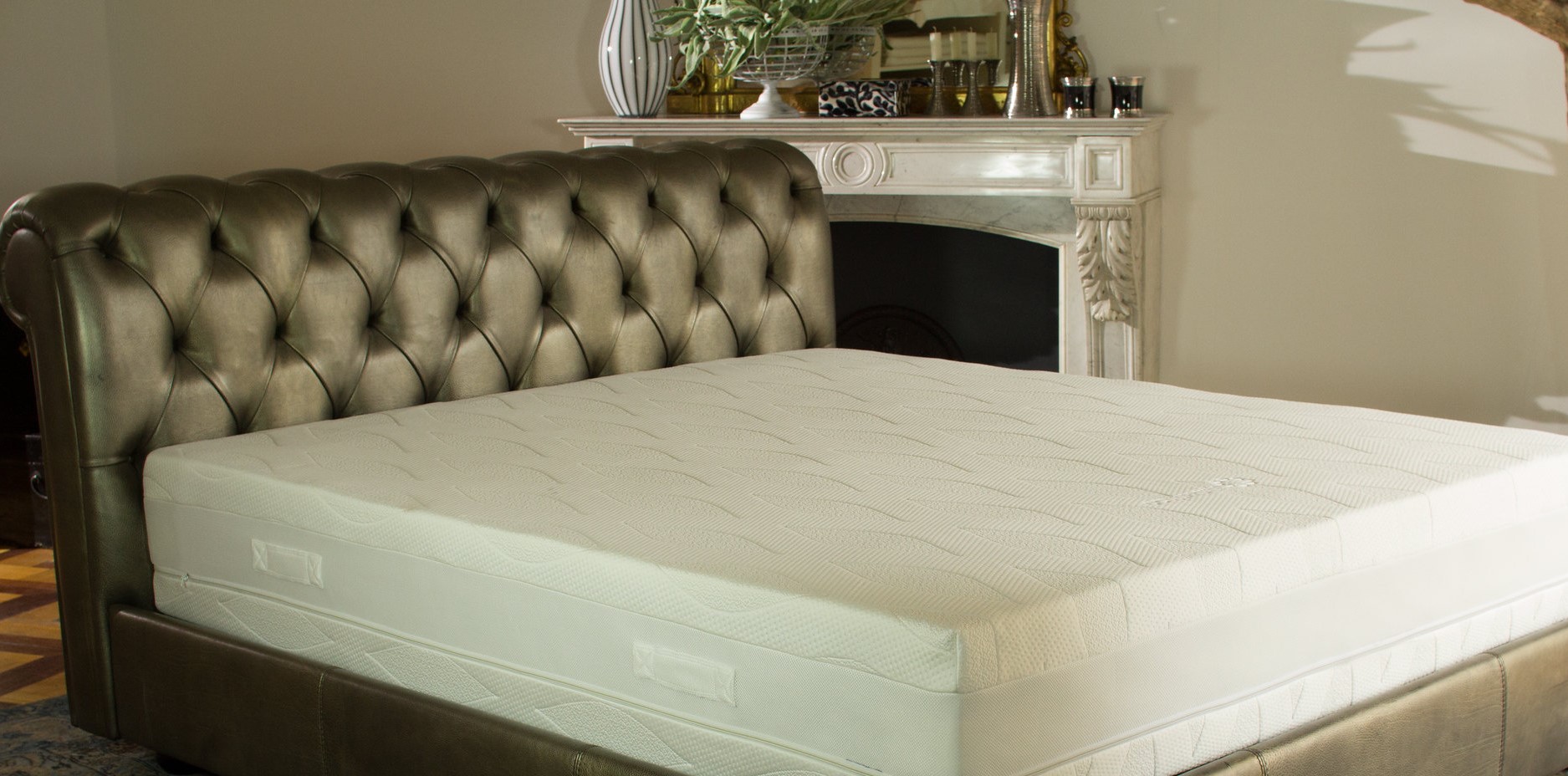 Изголовье кровати прекрасно дополнит классический интерьер спальни