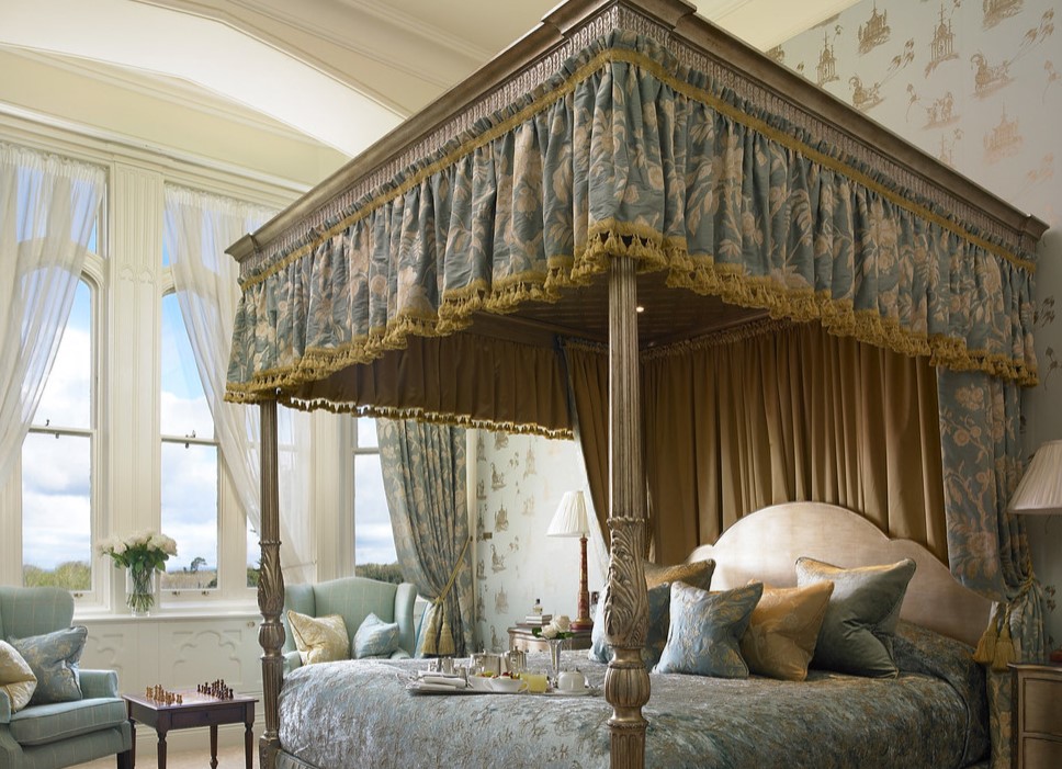 Кровать с балдахином поможет создать уютную и расслабляющую атмосферу в спальне