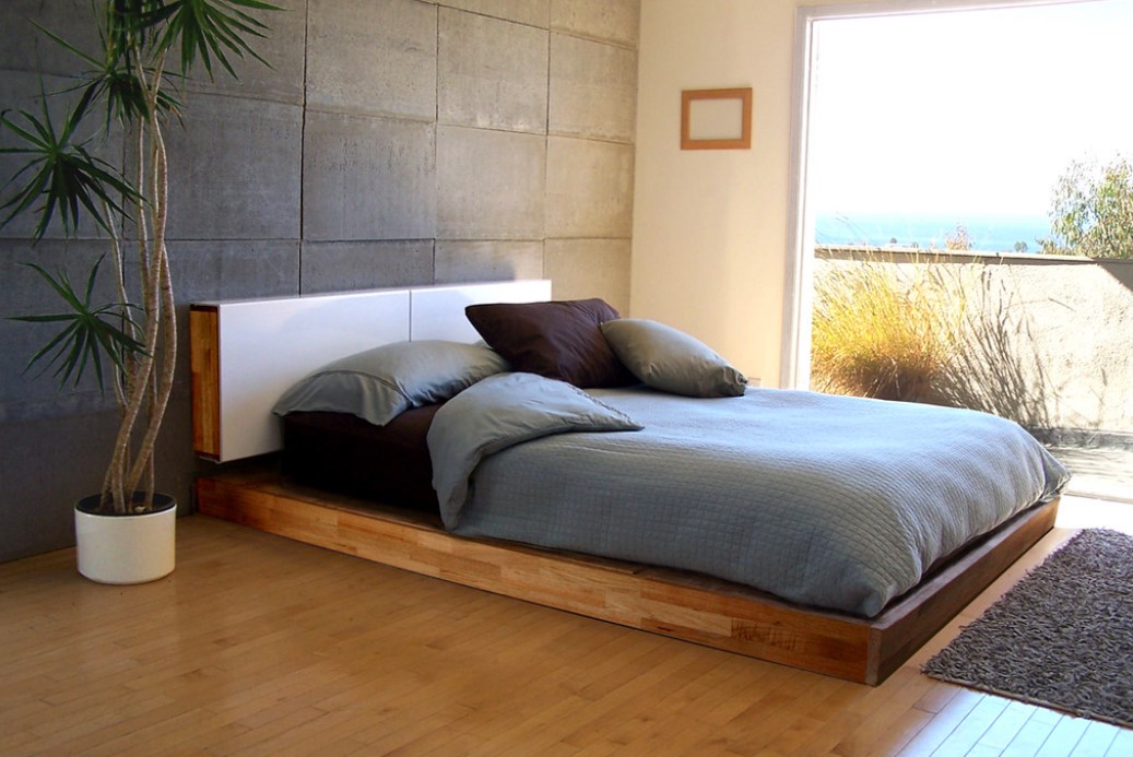 Деревянная кровать отлично сочетается с бетонной стеной