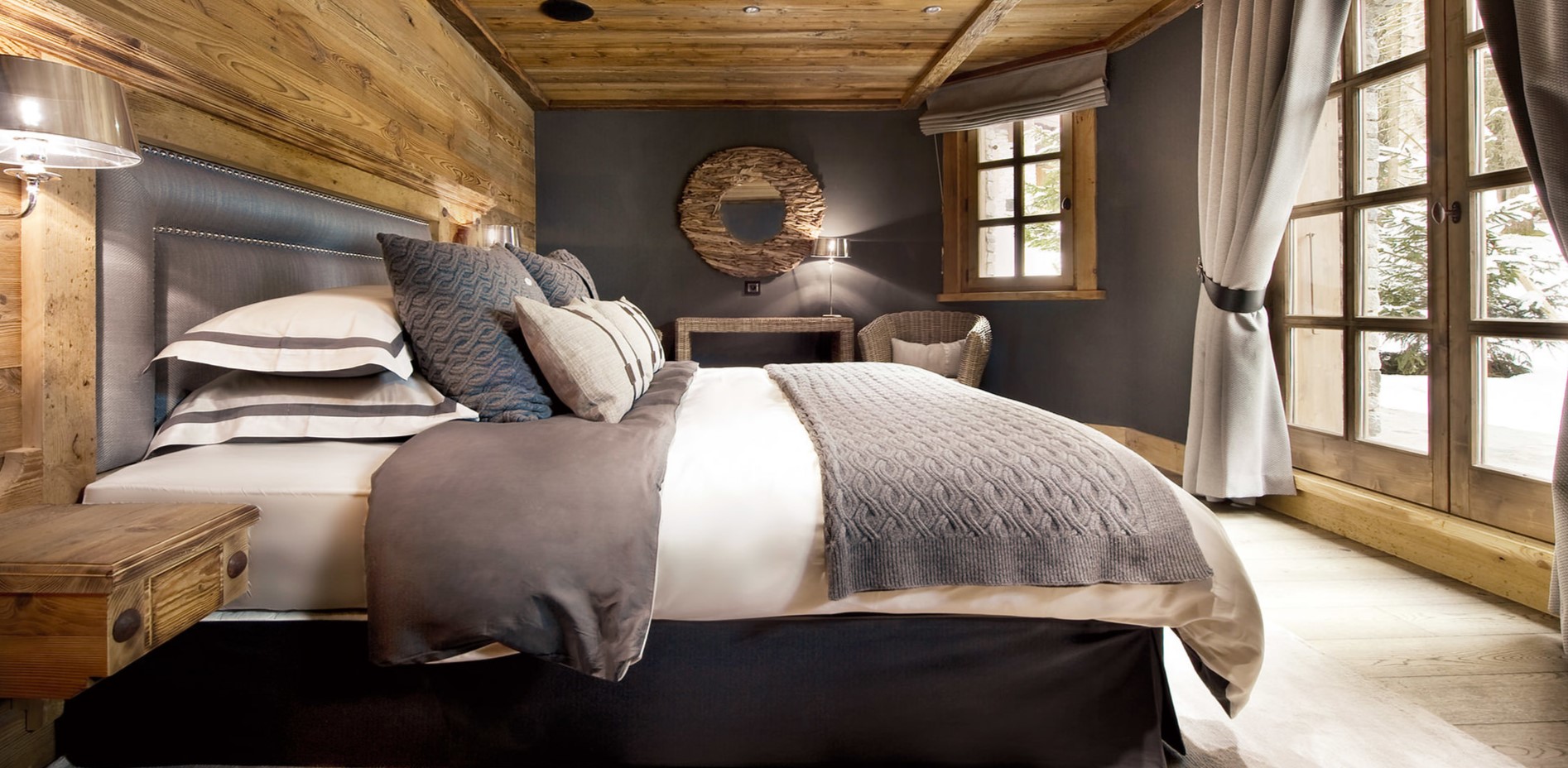 Кровать можно декорировать покрывалами и подушками