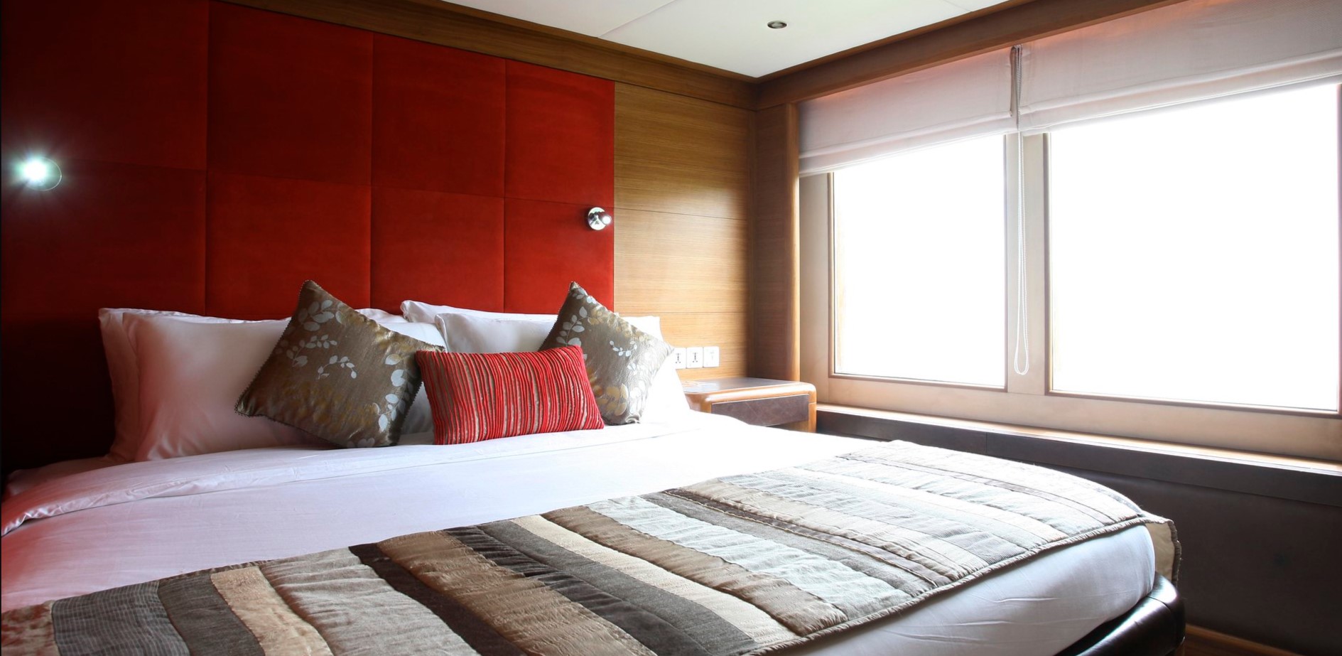 Яркие подушки можно использовать в качестве эффективного интерьерного декора
