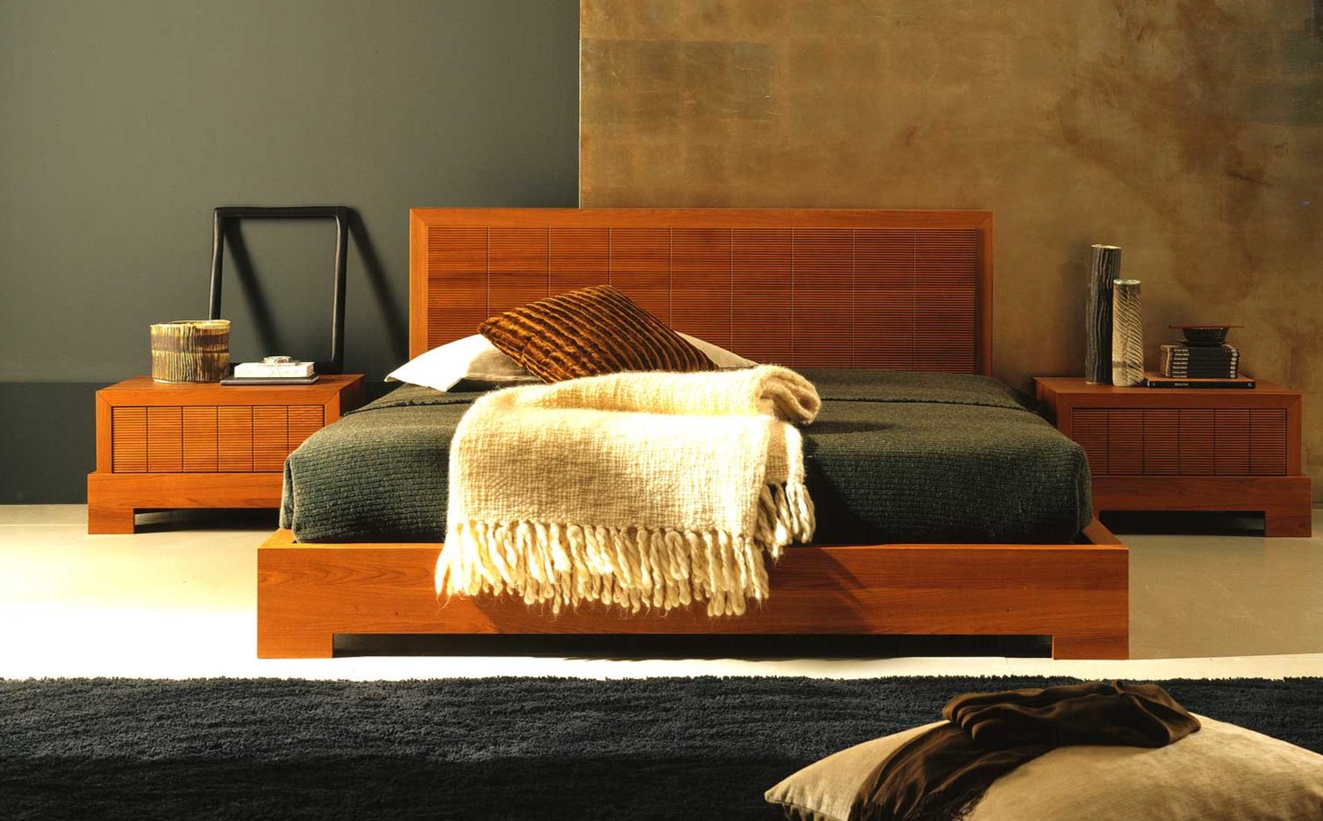 Мягкий плед на кровати создаст уютную атмосферу в спальне
