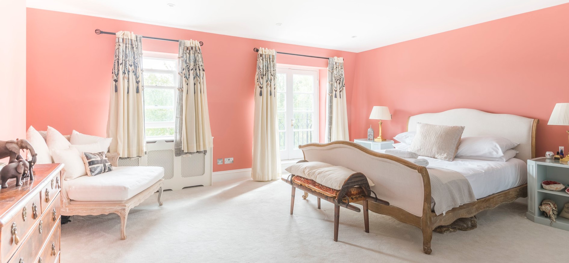 Оформление стен в спальне в нежно-розовом цвете