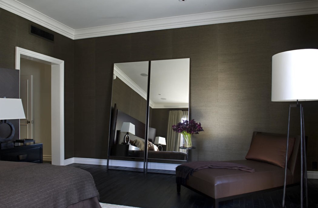 Два напольных зеркала позволят визуально увеличить комнату