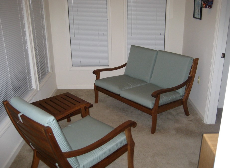 В небольшой комнате можно поставить два кресла напротив друг друга и создать удобную зону отдыха