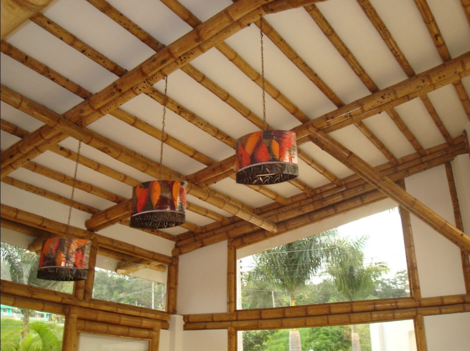 Оформление потолка бамбуком