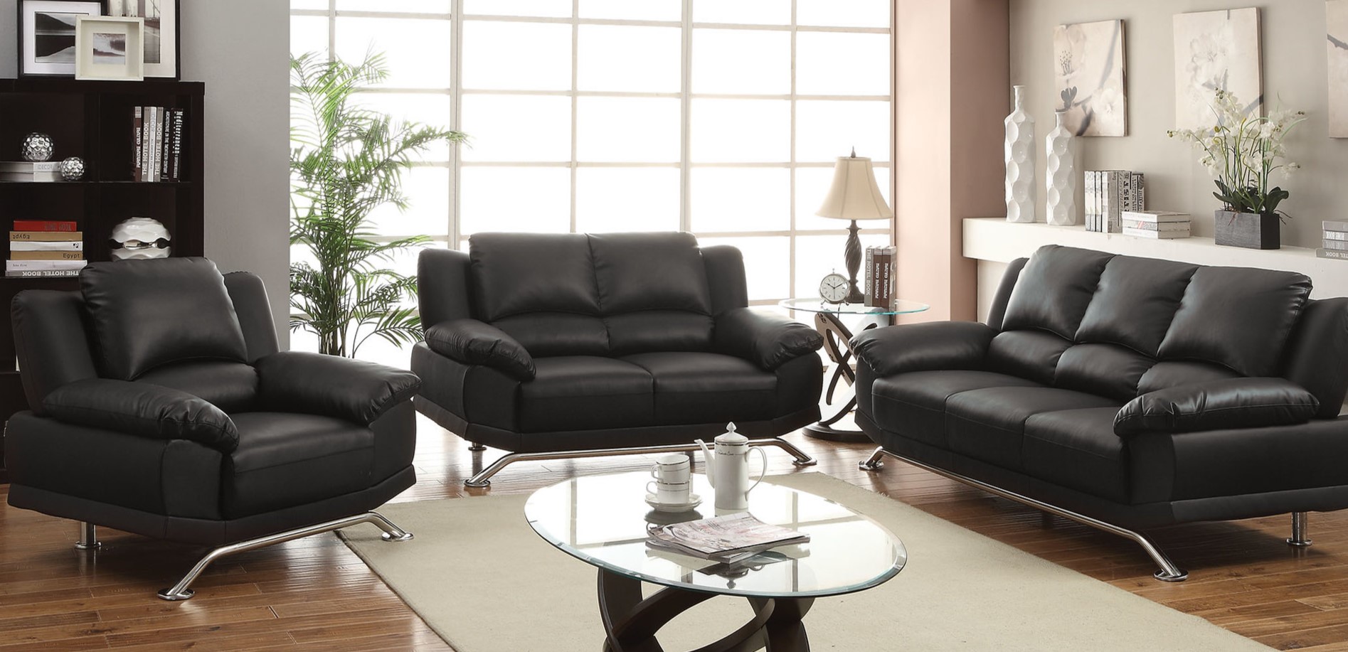 Черные кожаные диваны идеально дополнят интерьер современного офиса