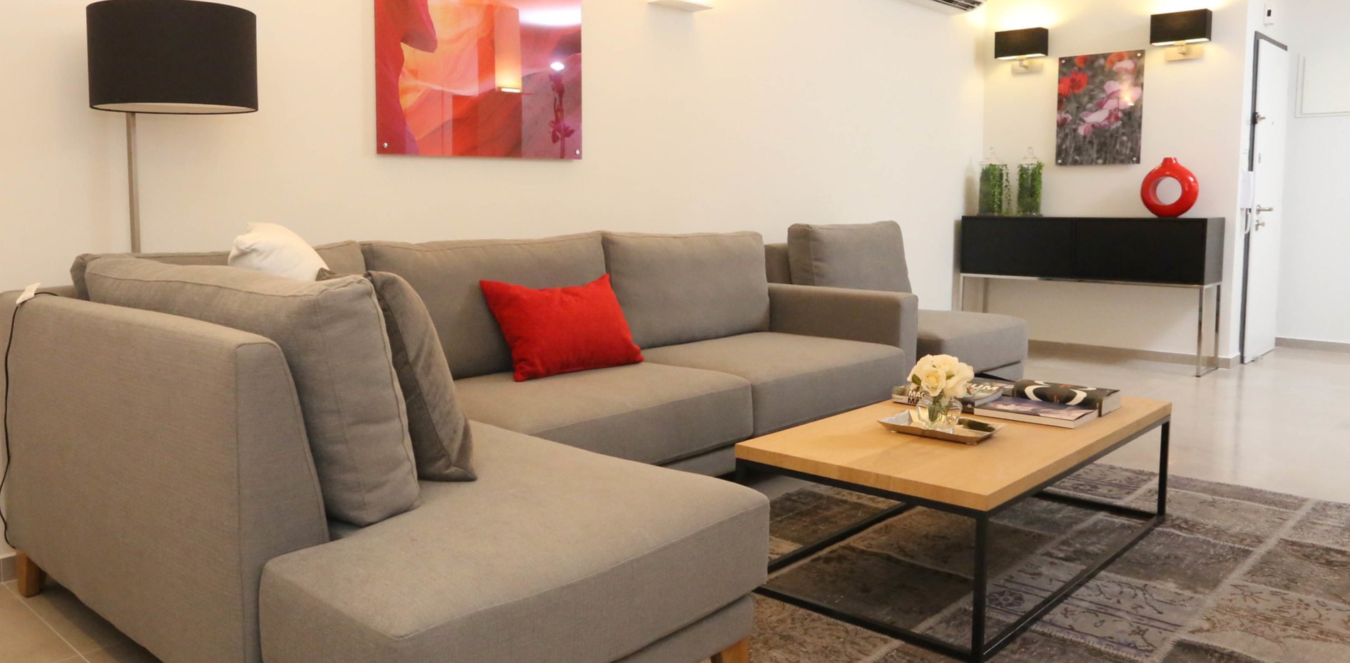 В домашнем кабинете можно сделать удобную зону отдыха из дивана и стильного журнального столика