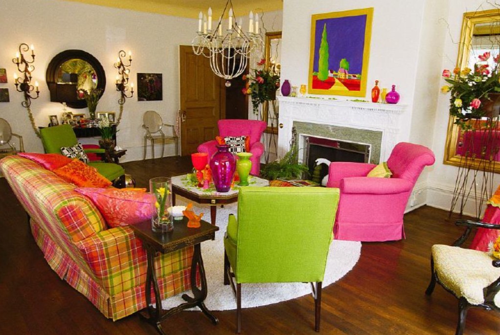 Яркие салатовые и розовые кресла помогут расставить акценты в гостиной