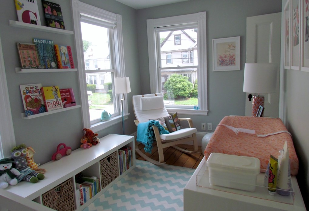 Белые стеллажи и полки идеально дополнят интерьер детской комнаты