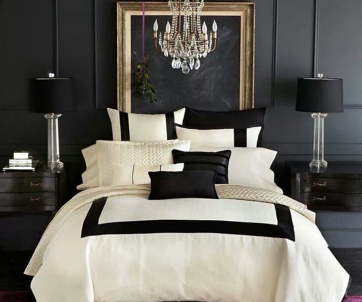 Торшеры с черными абажурами в интерьере спальни