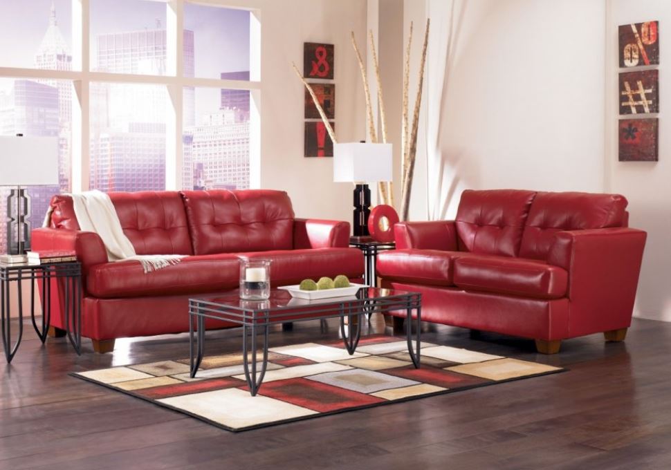 Бордовый кожаный диван в гостиной