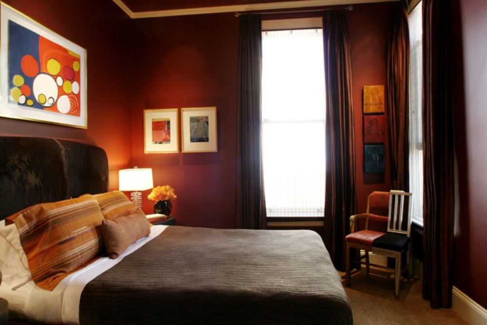 Брутальный бордово-коричневый интерьер спальни