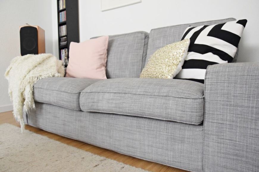Серый диван с обивкой из рогожки