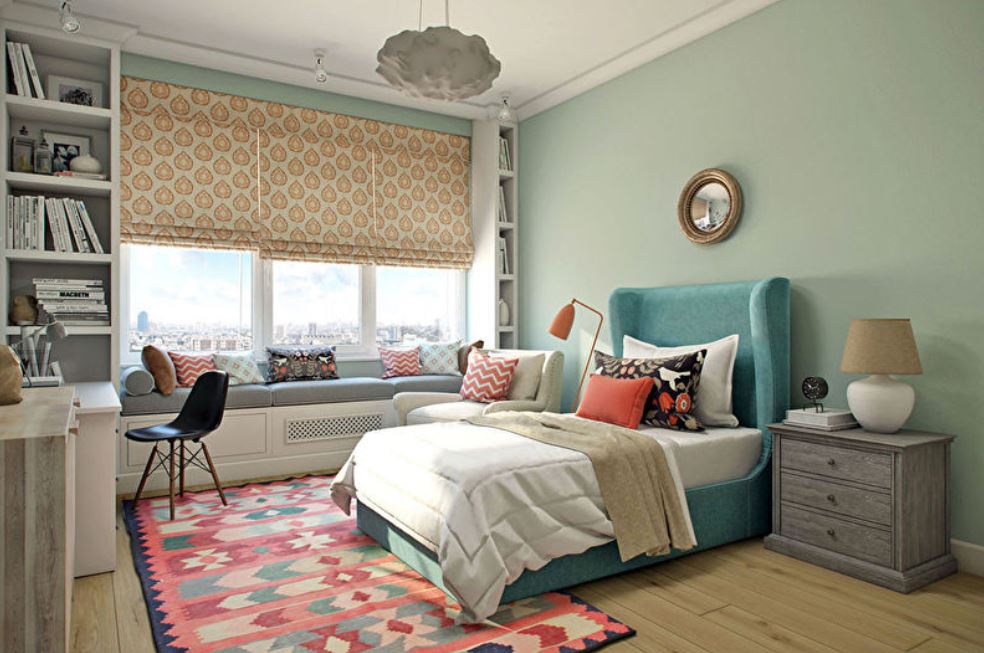 Стильный килим, современная корпусная мебель и кровать с изголовьем, напоминающим очертания знаменитого вольтеровского кресла идеально сочетаются в фьюжн-детской