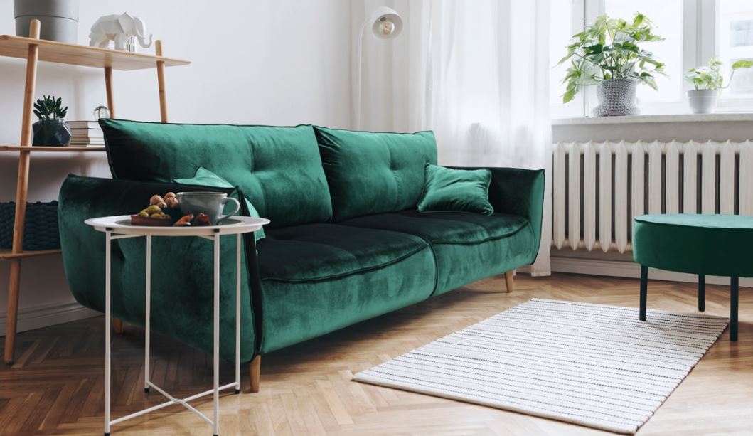 Зеленый велюровый диван в современном интерьере