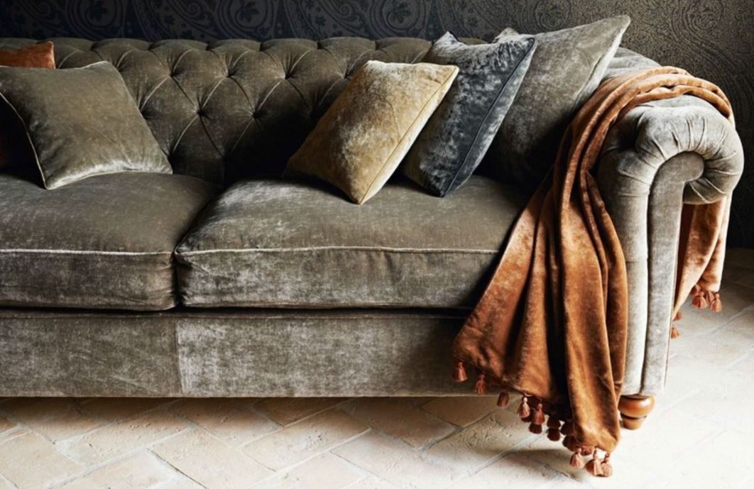 Серый диван с роскошной велюровой обивкой