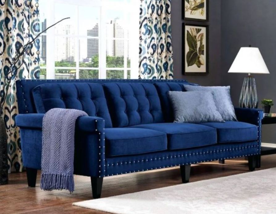 Ярко синий диван с заклепками в гостиную