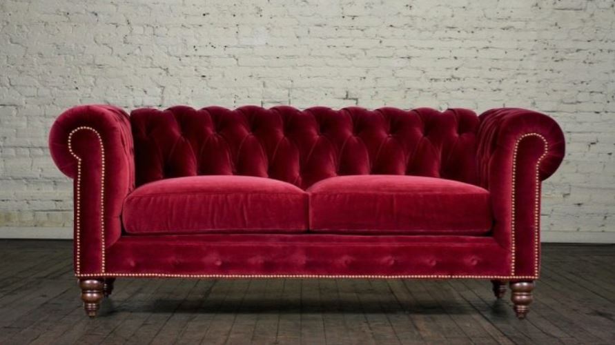 Классический английский диван с красной велюровой обивкой